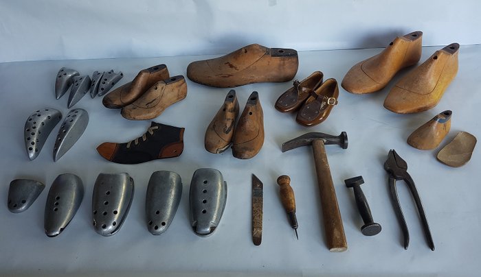 Colección gigantesca de herramientas de zapatero antiguas y moldes para zapatos. (31) - Madera, metal, cuero.