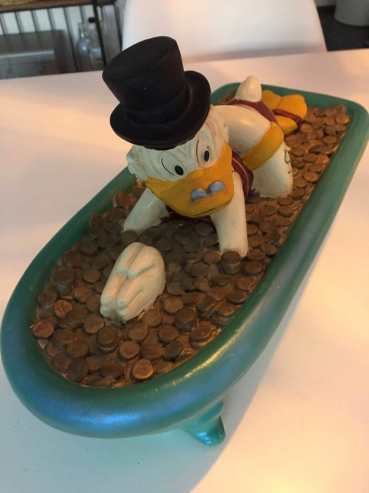 DIsney - Beeld Statuco - Dagobert duck zwemmend in een bad vol geld