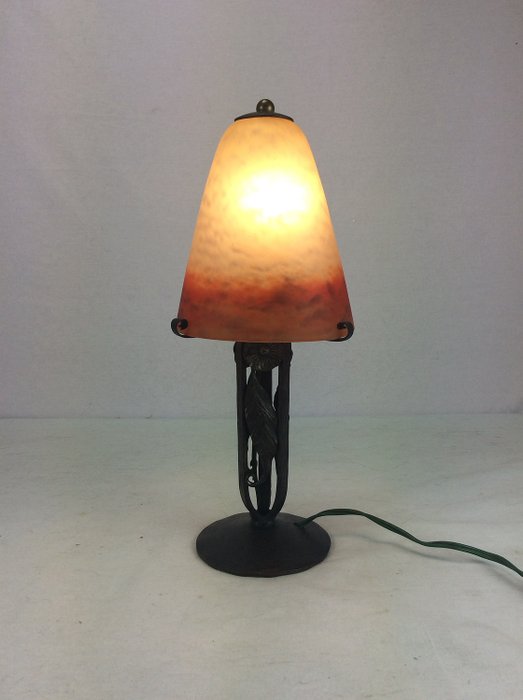 Schneider - Art Deco lamp with frame in wrought iron and hood in marbled glass paste