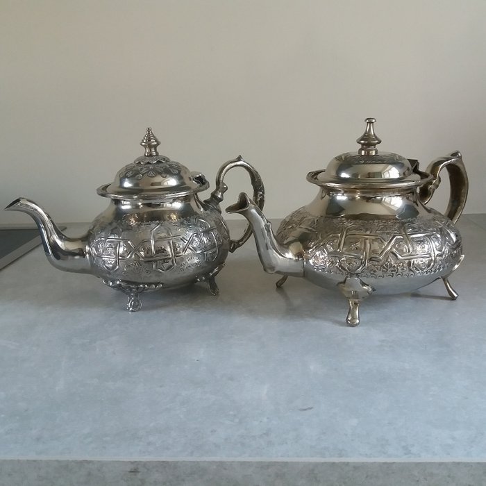 摩洛哥茶壶配上美丽的版画。 (2) - 银盘 - 摩洛哥 - 20世纪中期