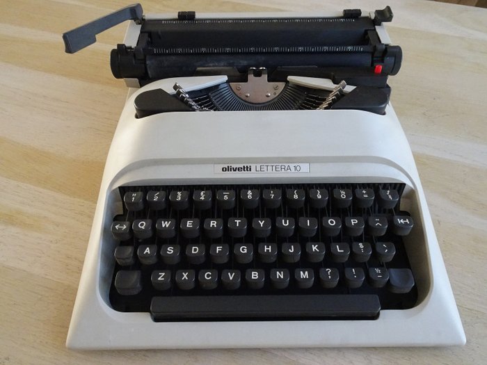 Olivetti lettera 10 - Typewriter