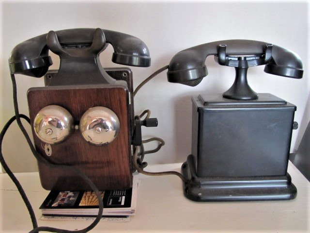 Bell telephone MFG company - Wall phone and crank telephone - Wood and bakelite / Wood and metal