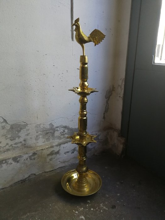 Traditional ceremonial temple lamp - Mayur lamp - Kuthu Vilakku - sculpture with rooster at the top - - solid brass - Sri Lanka - Second half 20th century