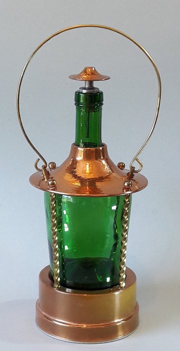 Caraffa vintage con carillon a forma di lampada di una nave. Con la 'spia' - rame, vetro, ottone