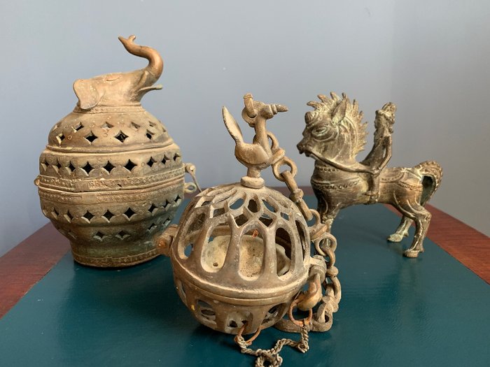 antiikin intialaiset metalli- ja pronssiobjektit: suitsukkeita polttavat ja ihminen hevosen selässä - Pronssi - Intia, Thaimaa - 1900-luvun loppu