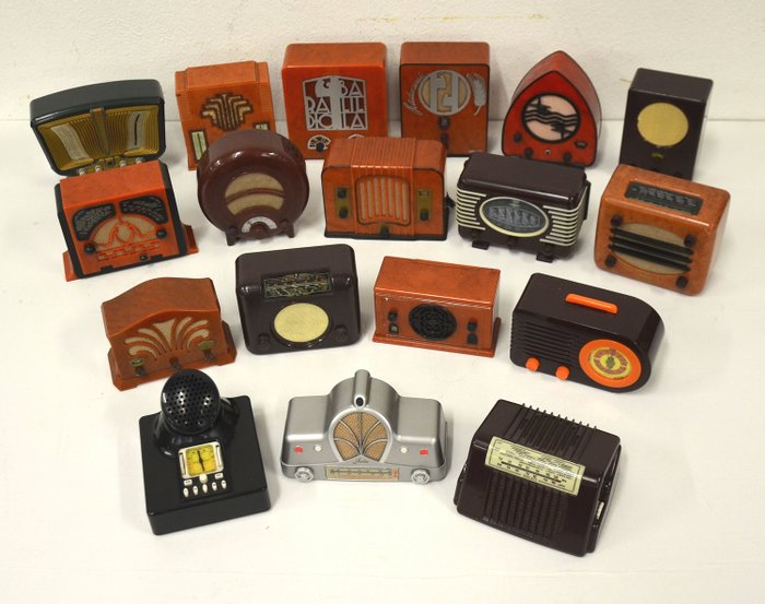 Fratelli Fabbri Editore - 18 Radiolines，上世紀20年代/ 50年代的無線電複製品 - 塑料和金屬