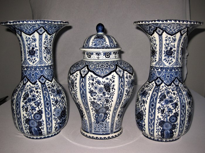 Royal Sphinx Boch - Delfter Blau - dreiteiliges Schrankset - Deckeltopf und zwei Seitenvasen (3) - Keramik