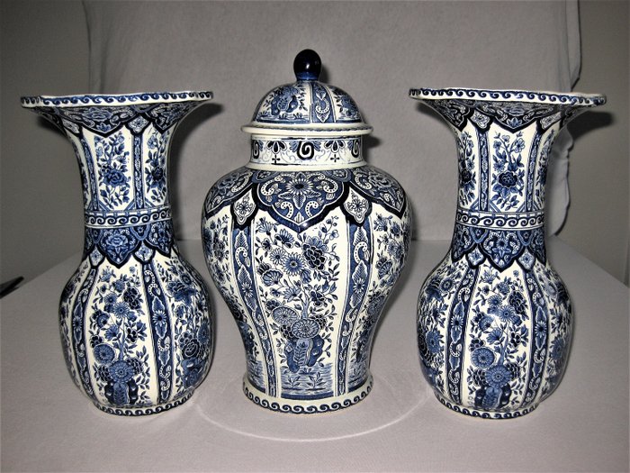 Royal Sphinx Boch Delfts Blauw – Three-piece cabinet set / lid vase with two trumpet side vases (3) – Aardewerk