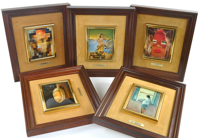 Ensemble de cinq plaques en émail sur métal avec reproductions d'œuvres d'art de Salvador Dalí - Bois, Émail