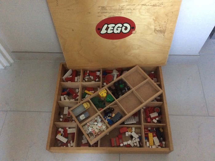 LEGO - Assorti - Παλιά ξύλινη θήκη LEGO με περιεχόμενο και LEGO Mercedes 60s - 1950-1959 - Δανία