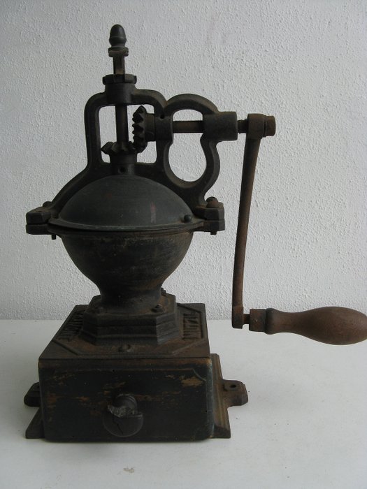 Framont en Mutzig - 一个老式的咖啡研磨机店 - 铸铁和木材