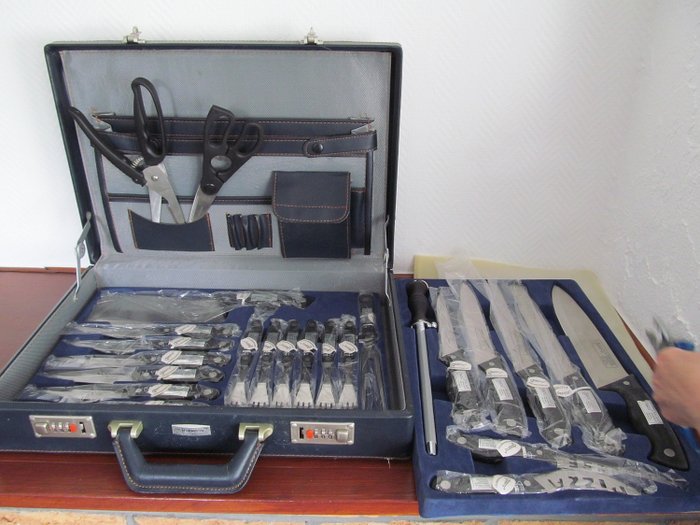 Fischner S.G  - Fischner S.G ensemble de 24 couteaux (acier trempé) emballés dans une valise diplomatique - Acier trempé