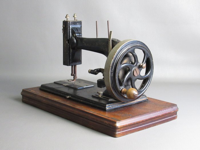 Hengstenberg & Co. - Anker - Machine à coudre à manivelle, env. 1900 - Bois, fonte