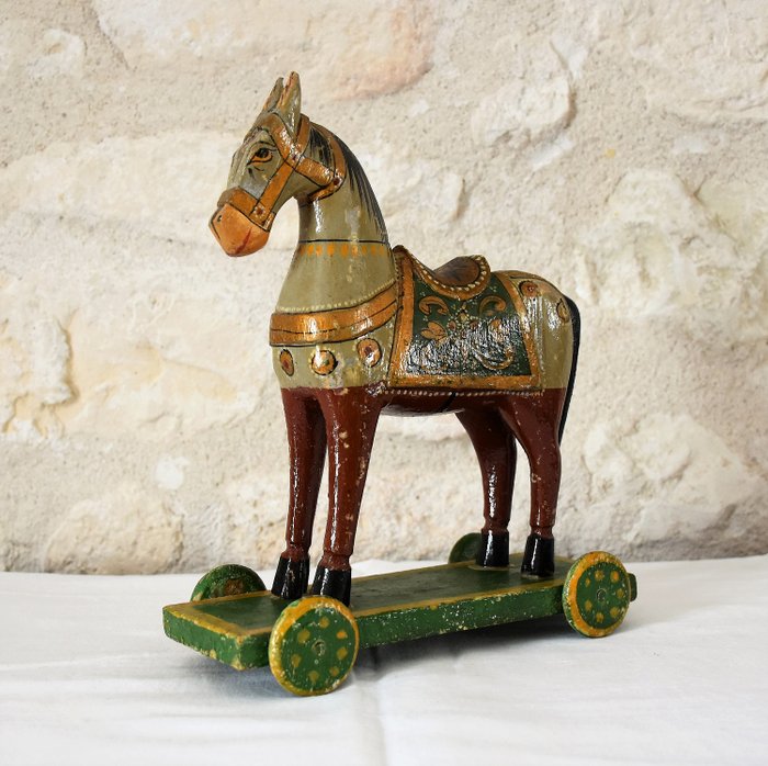 Cavalo de brinquedo antigo com rodas - madeira