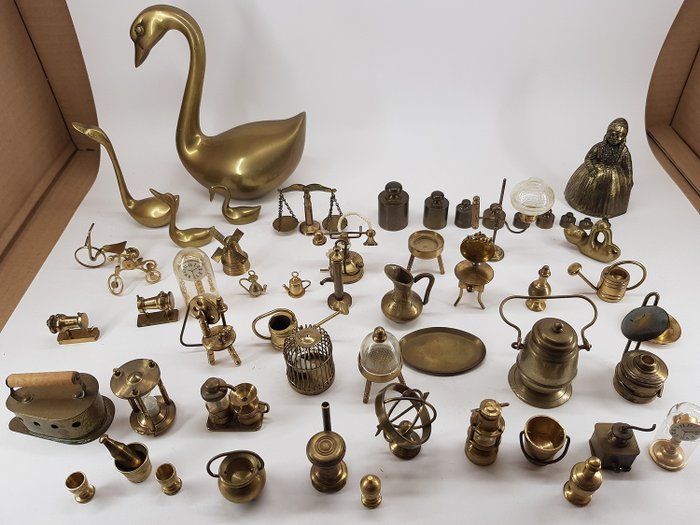 Collection of 54 copper and brass miniatures - Brass, Copper