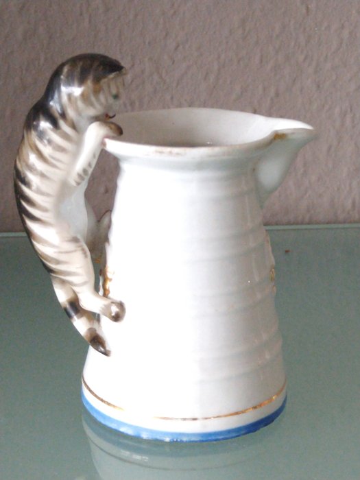 美麗的古董牛奶壺，帶有“貓”作為手柄/手柄 - 瓷器手繪