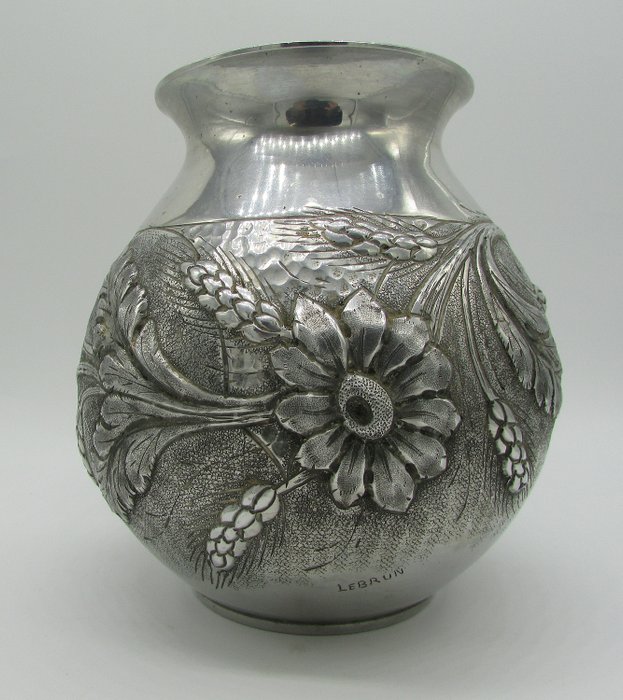 Lebrun - präglad aluminiumsvase blommig dekor undertecknad