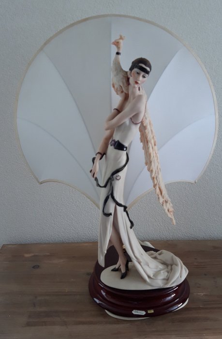 Giuseppe Armani - Capo di Monte - Florence - Replika Tischlampe Art Deco Stil Dame mit Pfau - Art Deco - Porzellan - Holz - Textil