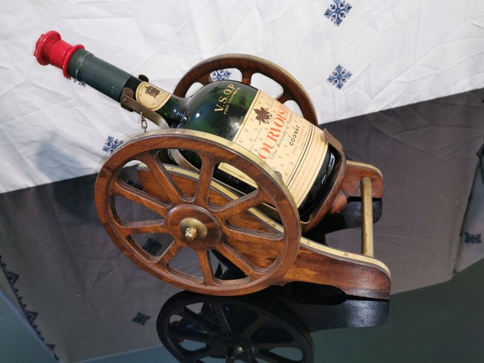Cognac Courvoisier 'Le Brandy de Napoleon' - Modèle Canon Militaire Empire - Servant with advertising cognac and old bottle or carafe - wood & brass