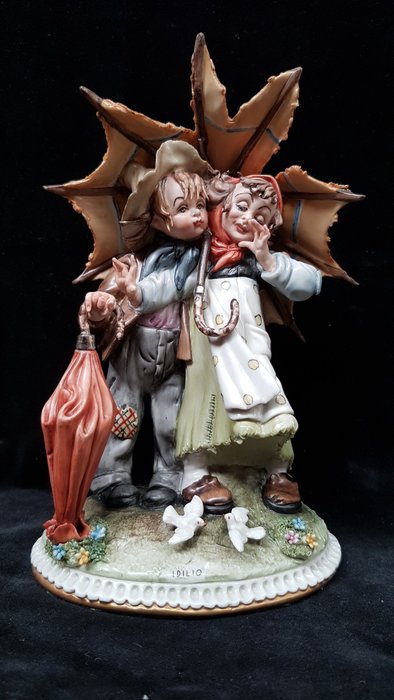 Tiziano Galli - Capodimonte“Idilio”男孩和女孩在伞下 - 陶瓷