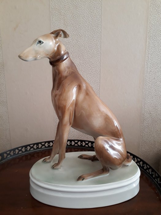 Béla Markup (1873-1945)  - Zsolnay  - porselen statlig sittende greyhound dog statue
