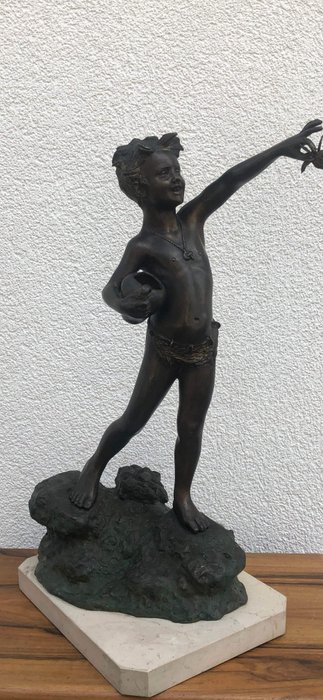 After Giovanni De Martino - Beeld, jongen met krab - 58 cm - Brons - Midden 20e eeuw