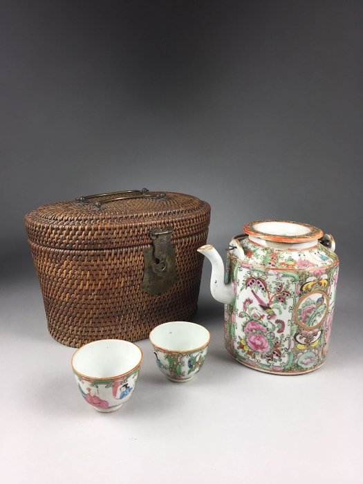 Theepot en twee kopjes in rieten mand - Porselein - China - 19e eeuw