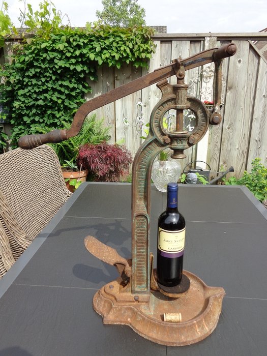 Old cork press - Bouchonneuse - - metal / cast iron / wood