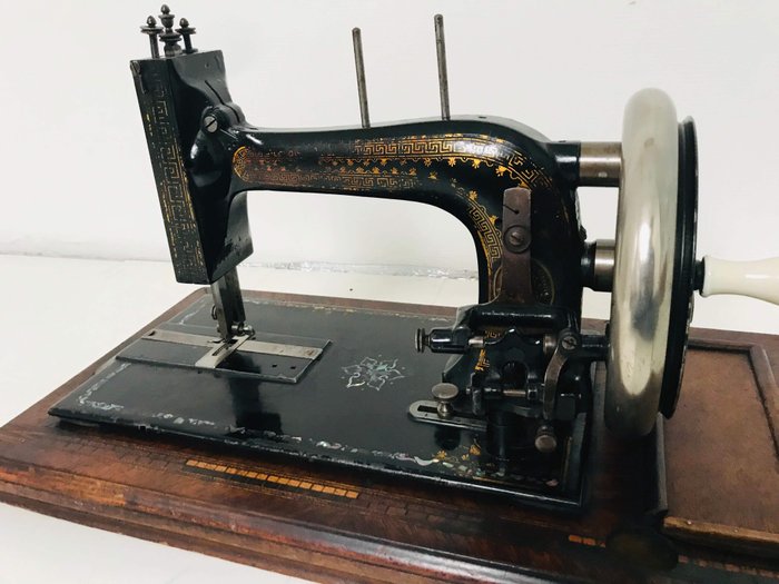 Bernard Stoewer - Belle machine à coudre incrustée de nacre et cache anti-poussière en bois, années 1910 - Bois, Fer (fonte/fer forgé)
