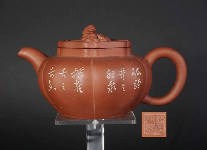 Tetera antigua china modelo lobulada con marca de sello y firma maestra (1) - Arcilla de Yixing - China - Finales del siglo XIX