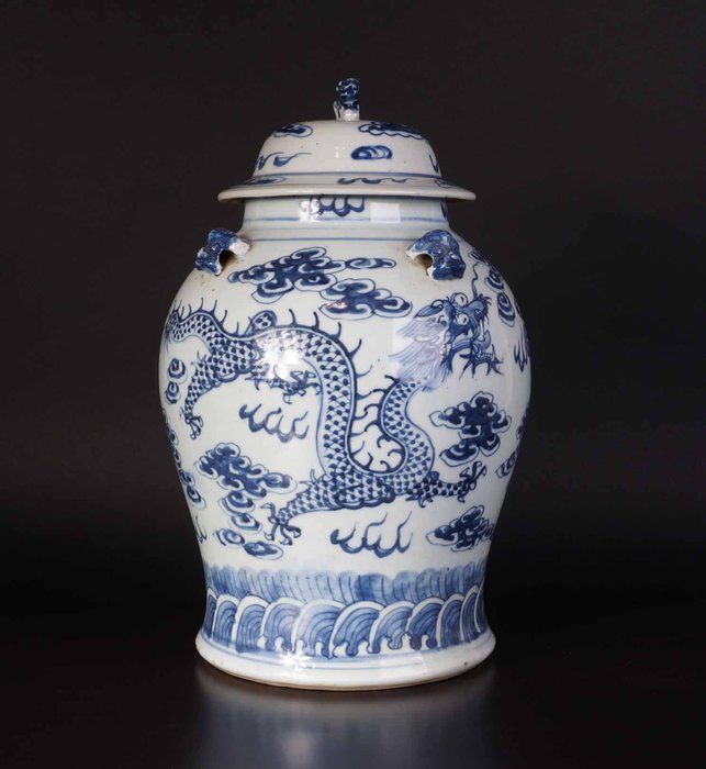 Antique Chinese blue and white porcelain covered vase with double dragons (1) - Blue and white - Porcelain - China - 19th century