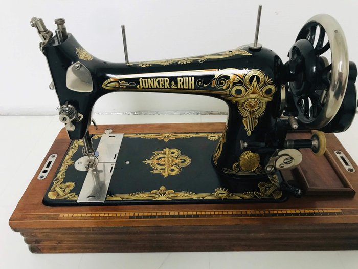 Junker & Ruh - Sewing machine with dust cover, 1920s - Iron (cast/wrought), Wood