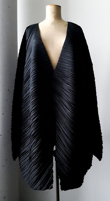Issey Miyake - Cloak, Jacket - Size: L, XL - Catawiki