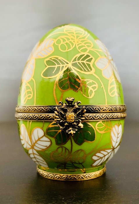Fabergé - Imperial Clover Egg mit Katze im Inneren - Nr. 614 - 24 Karat vergoldet, feinstes französisches Limoges-Porzellan