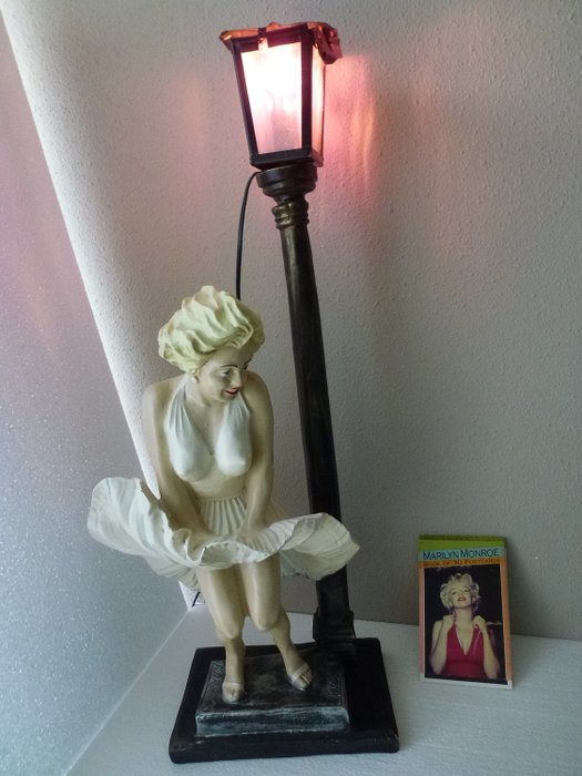 Marilyn Monroe lamp & Book of 30 Postcards - Magna books - resin / paper