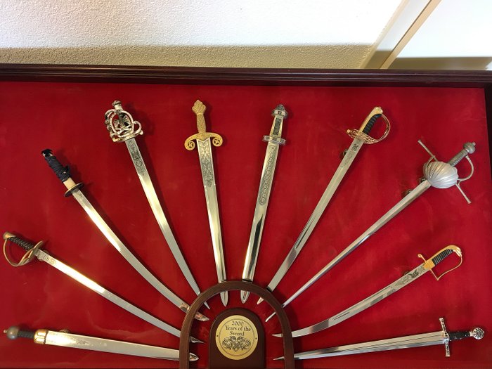 Franklin Mint - 1989 - "2000 Jahre Schwert" - 10 Schwerter in einem hängenden Rahmen - Metall, 24 Karat vergoldet