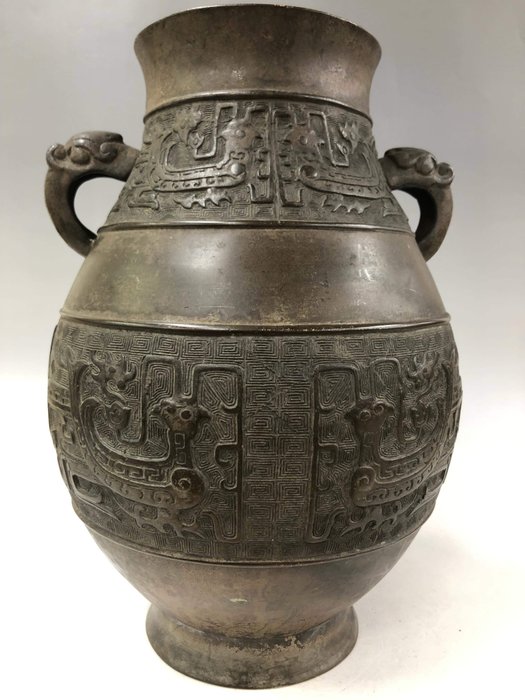 花瓶 - 青銅色 - Bronze vase with decoration imitating Chinese patterns and with an apocryphal Ming Dynasty (?) mark - 日本 - 約1900年（明治時期）