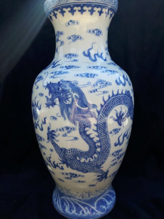 Gran jarrón chino de dragón (1) - Azul y blanco - Porcelana - Dragones-llamas bolas-nubes-mar olas - Drakenvaas - China - Segunda mitad del siglo XX