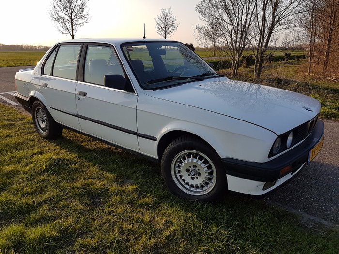 BMW - 325i (E30) - 1990