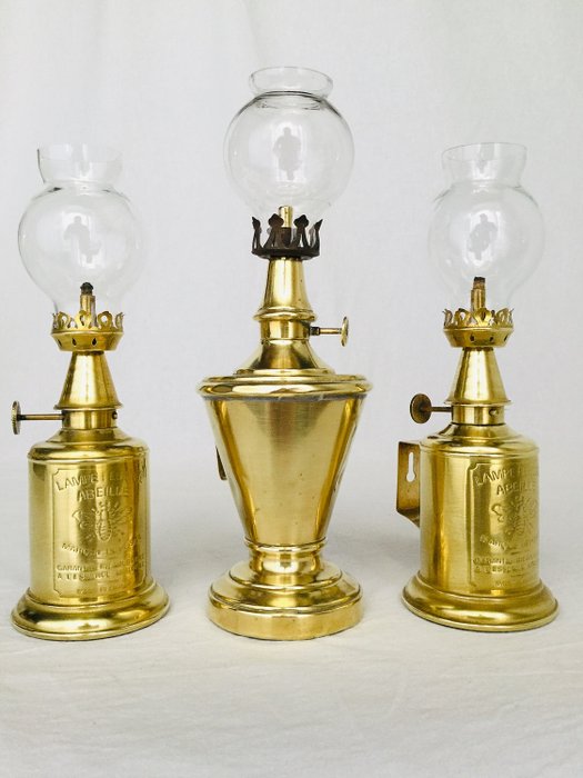 Three beautiful old French oil lamps "lampe pigeon" - Abeille & Pigeon, ca 1900 France / brass / yellow copper