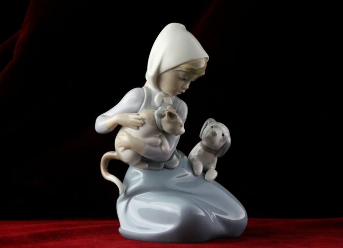 Lladró  - Grand personnage - Fille avec chien et chat - Porcelaine