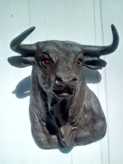 公牛古老雕象雕塑头在铸铁巨型钢的- 屠杀/熟食店的装饰品- 铁（铸／锻 