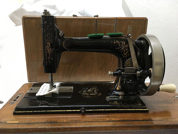 Anker - Máquina de coser con cubierta antipolvo, principios del siglo XX. - Hierro (fundido/forjado)