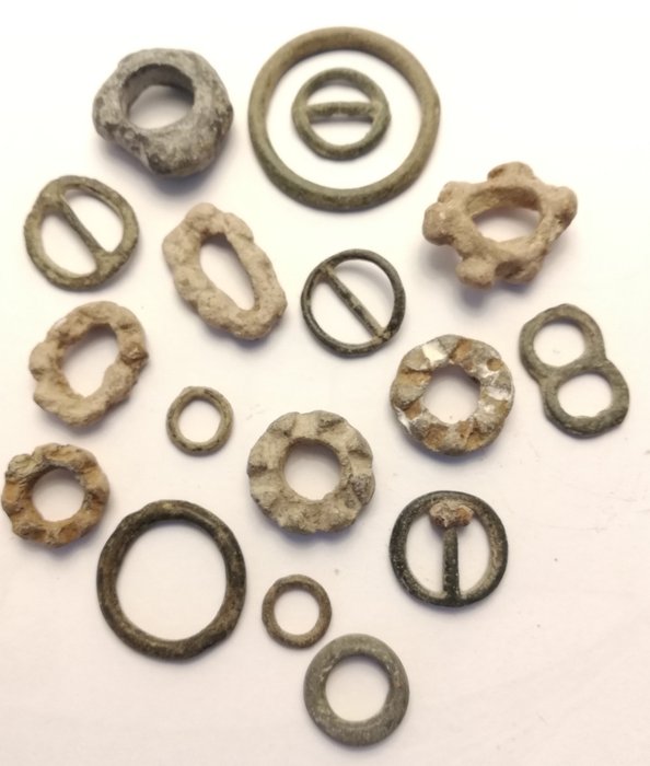 Keltische munten - Lot de 7 fusaïoles en plomb et de 10 anneaux en bronze d'origine celte gauloise, c. IIIe - Ier siècle avant J.-C. - Brons, Lood