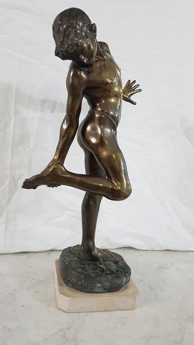 被螃蟹咬伤的男孩, 雕塑 (1) - 锑合金 - 20世纪下半叶