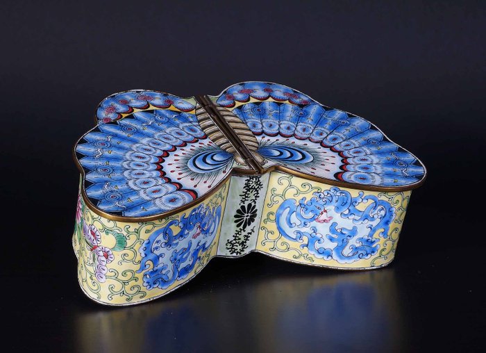 très rare boîte à couvercle en émail cloisonné en forme de papillon (1) - Émail cloisonné, Émail de Pékin - Chine - Début du XXe siècle