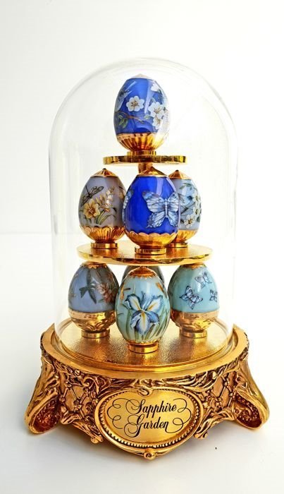 House of Fabergé - Sapphire Garden Imperial Egg Collection - 8 huevos Fabergé diferentes bajo cúpula de vidrio transparente - Edición limitada - Muy, muy buen estado ..