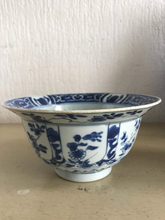 klapmuts bowl (1) - Blue and white - Porcelain - Flowers - China - Kangxi (1662-1722)