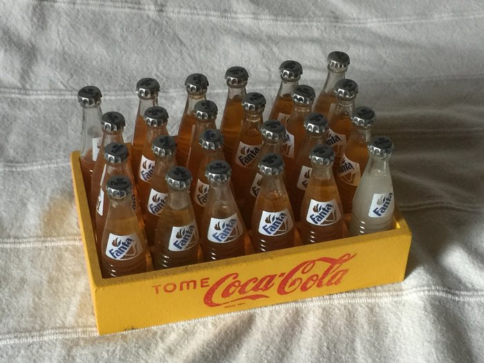 Fanta - Miniatuur Fanta flessen in Coca Cola krat (25) - Glas en hout