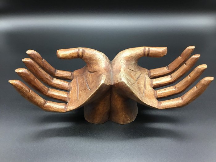 Escultura Artesanal de Mãos de Madeira - madeira